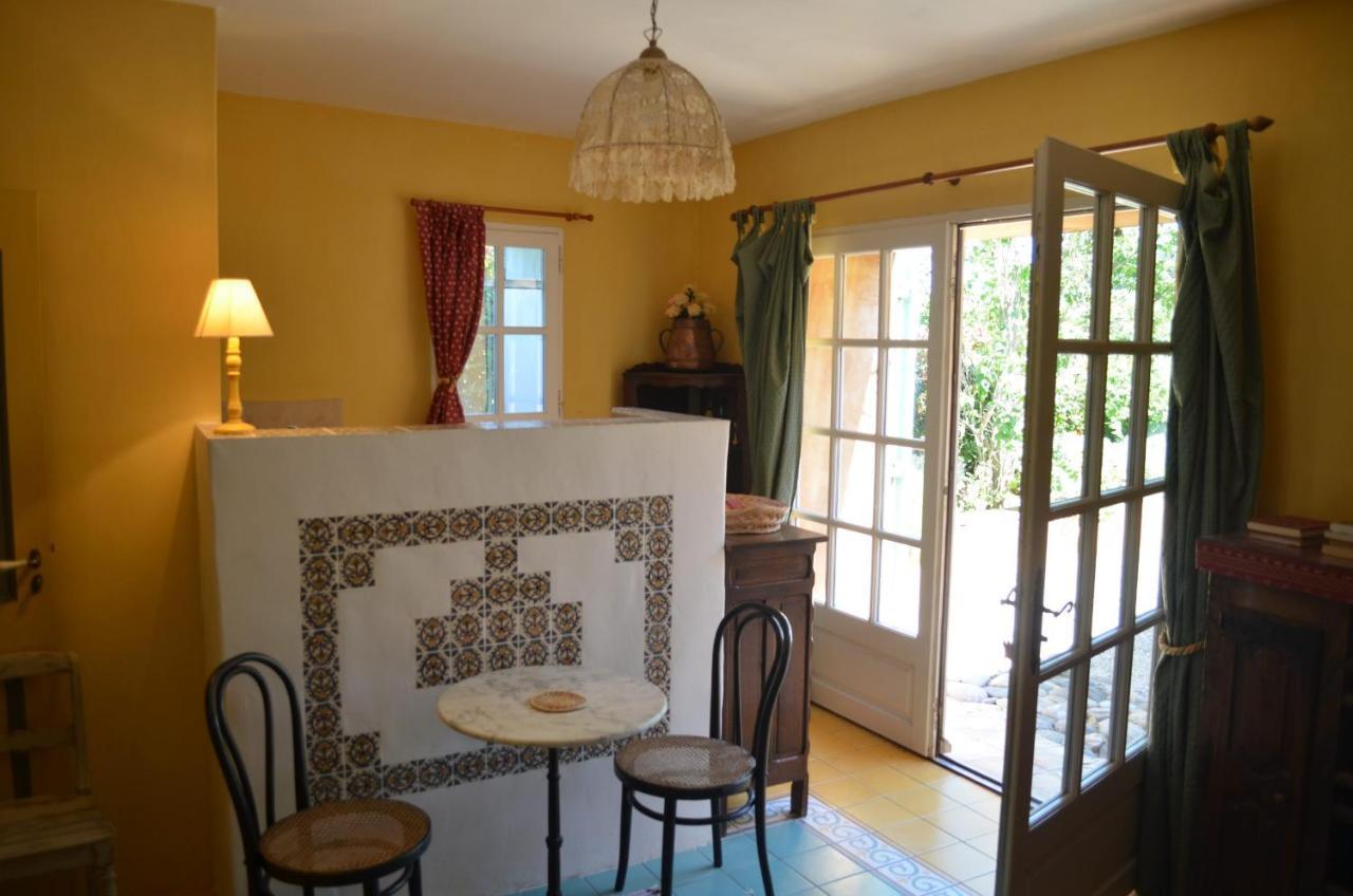 Le Mas Perreal Saint-Saturnin-les-Apt Room photo