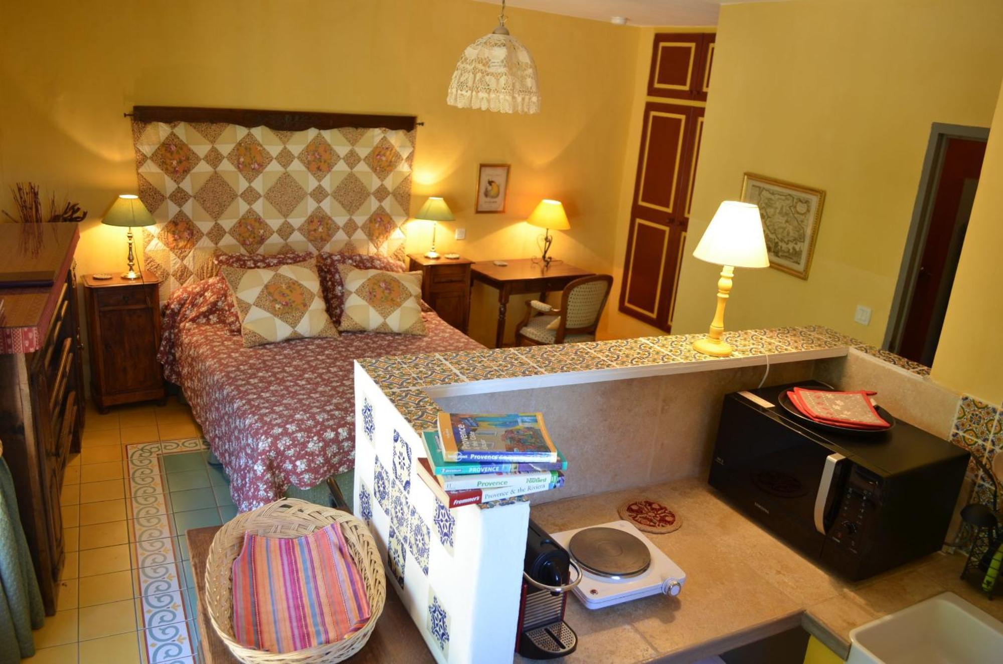 Le Mas Perreal Saint-Saturnin-les-Apt Room photo